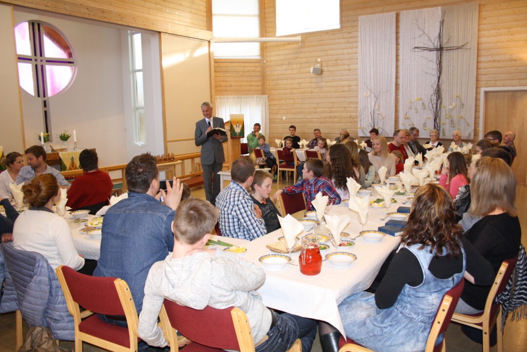Bilde fra påskemåltidet i Moe kirke