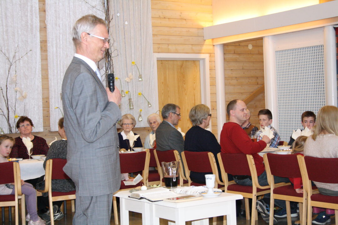 Bilde av Jan Rantrud og noen av gjestene
