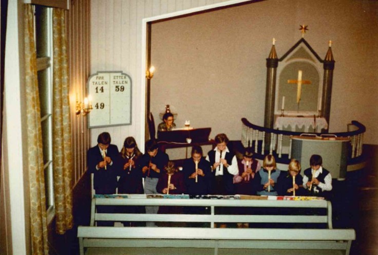 Bilde av elevinnslag i gamle Moe kirke 1979