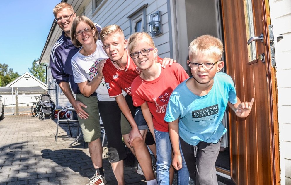 Bilde av familien Andersson foran egen inngangsdør