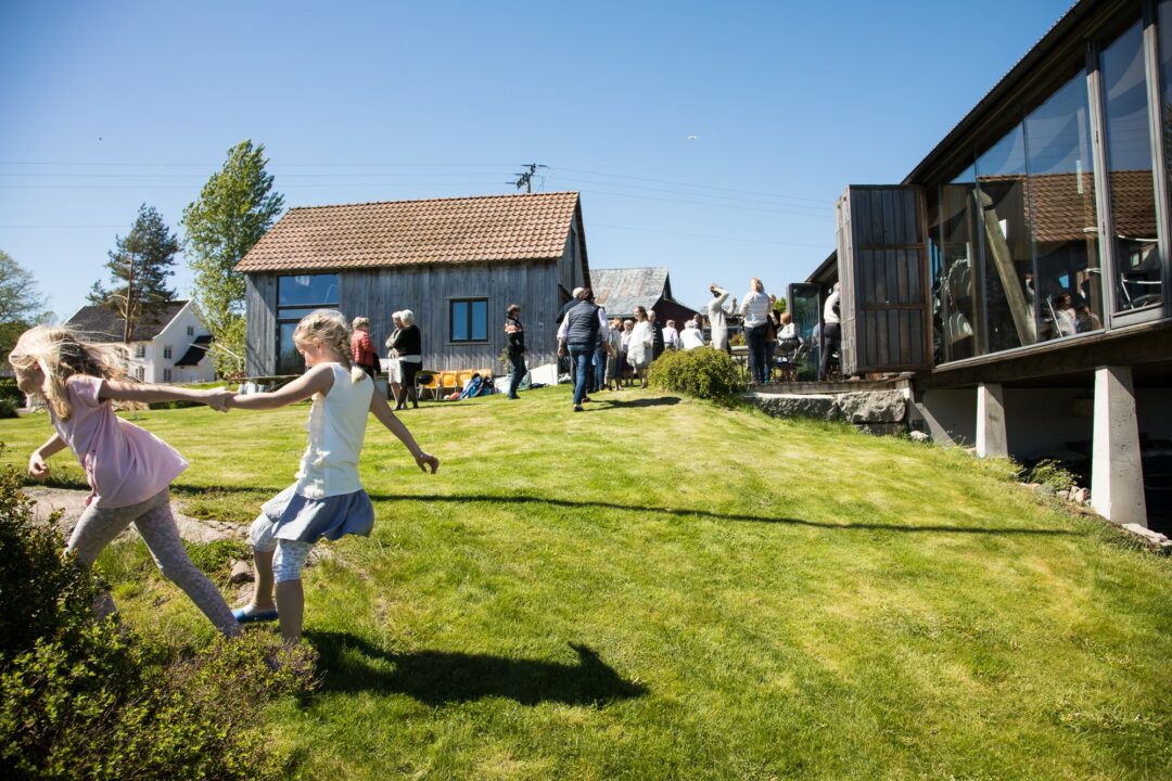 Bilde av lekende barn utenfor gudstjenestelokalet
