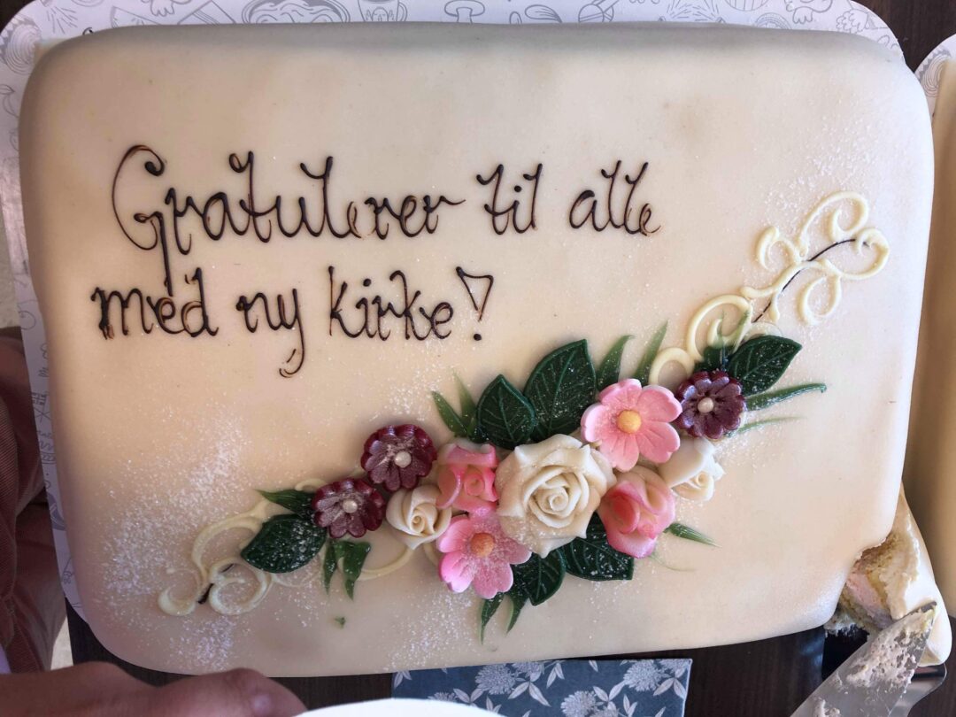 Bilde av jubielumskake med påskriften Gratulerer til alle med ny kirke