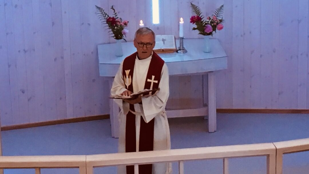 Bilde av tilsynsmann, Rolf Ekenes, i alteret