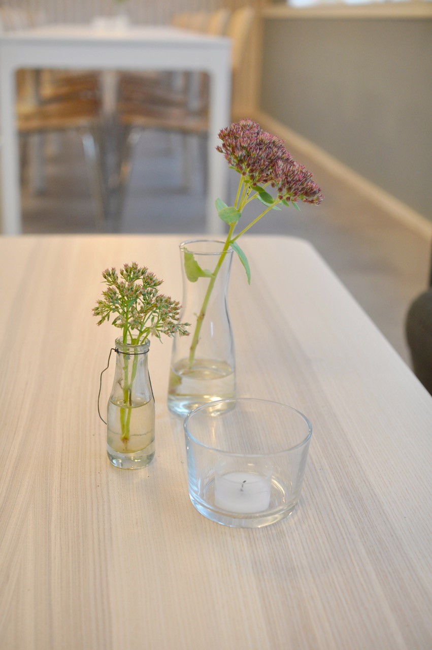 Bilde av blomstervase på bord