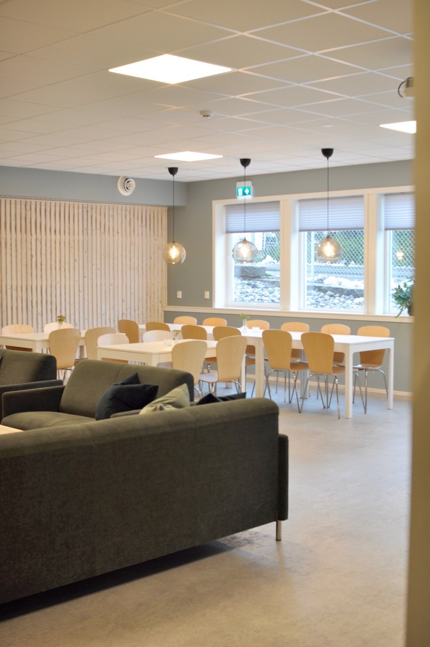 Bilde av sofagruppe foran sittegruppe