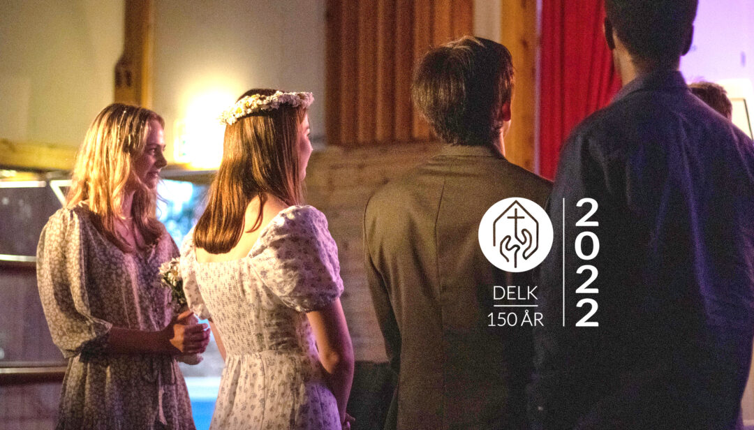 Ungdom ser mot alteret - med DELK 150 år logo