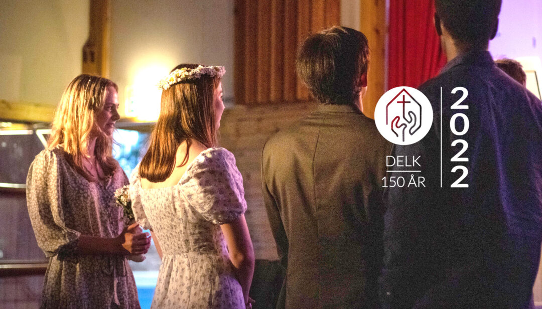 Ungdom ser mot alteret - med DELK 150 år logo