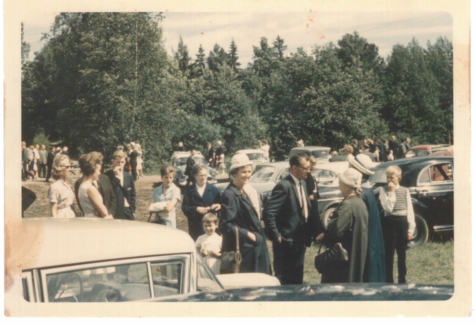 Mennesker utenfor Døvik kirke fra Santhansstevnet i 1965
