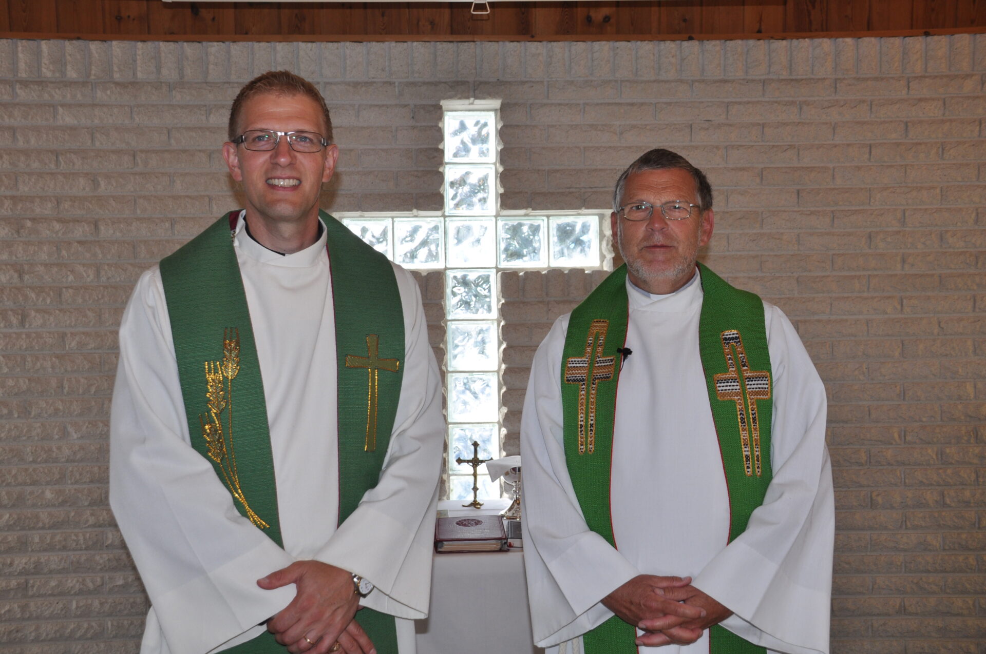 Bertil Andersson (til venstre) og Boe Johannes Hermansen gjorde tjeneste under gudstjenesten. Foto: Arnt Johannes Hermansen