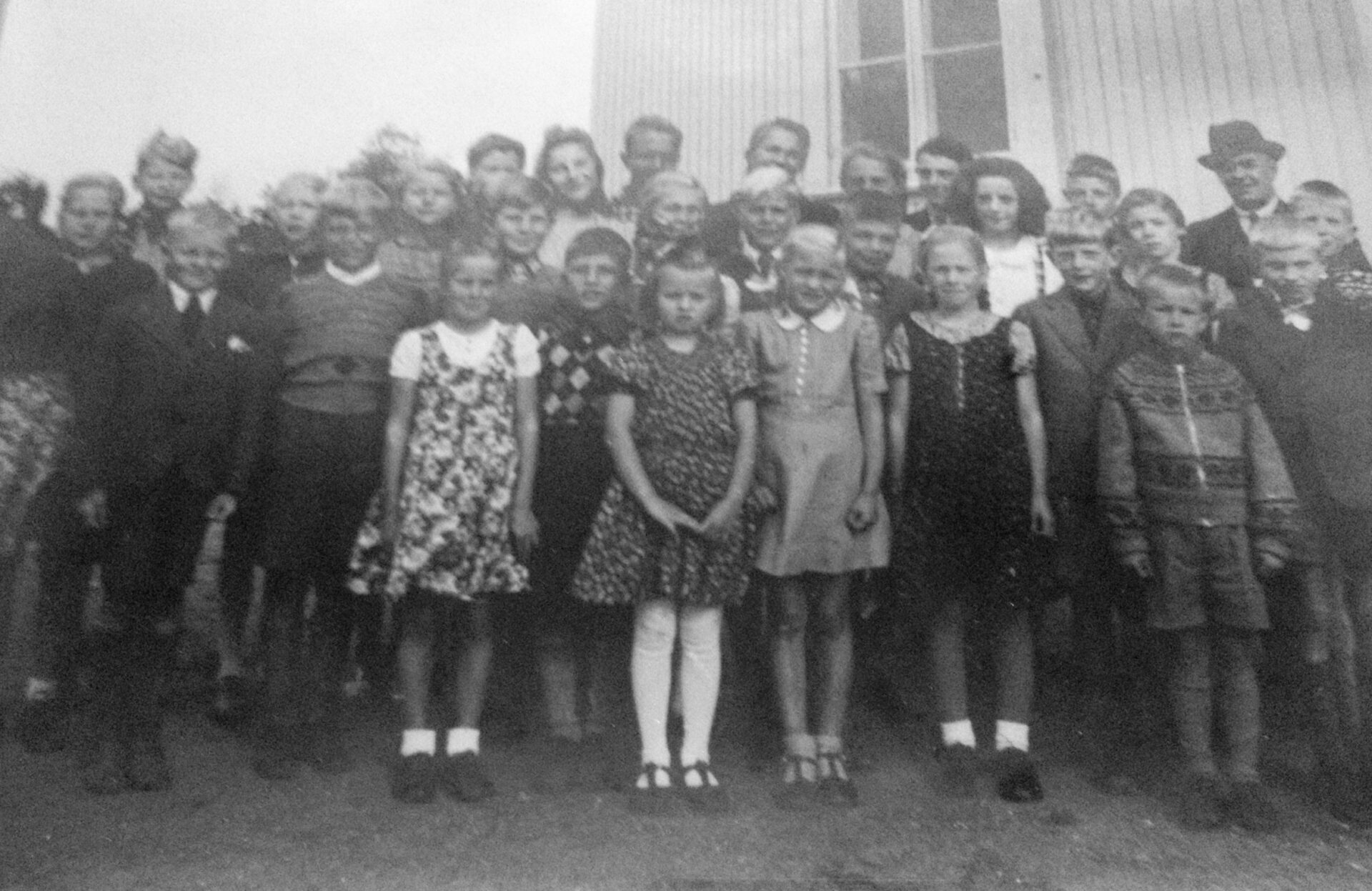 1942: Einar Mathisen Kløw (til høyre med hatt) med skolens elever i krigsåret 1942.