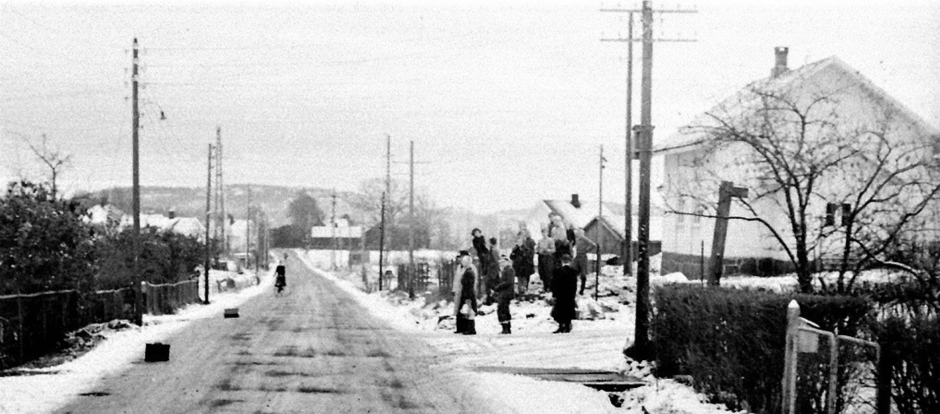 1948: Skole- og kirkebygget fra 1898 er det hvite bygget til høyre. Kilde: https://www.lardex.net/artikkel/2085-mo--skoler-og-barnehager