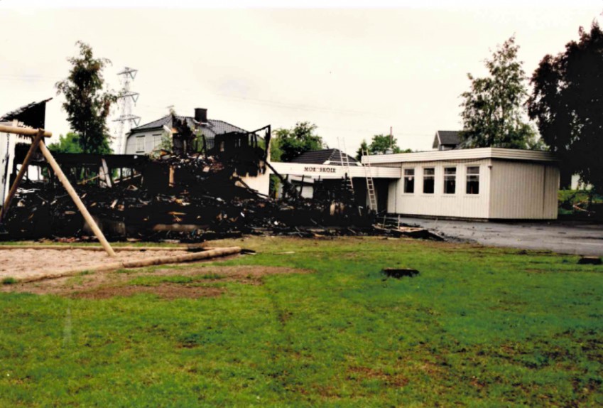1995: En feil ved det elektriske anlegget førte til at skolen og kirken brant. Nytt bygg ble innviet to år senere. I mellomtiden leide skolen andre lokaler.