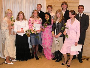 2005: Den første avgangsklassen etter utvidelsen til tiårig grunnskole fikk sine vitnemål 16. juni 2005 (Lærer: Fredrik Døvik t.h.).