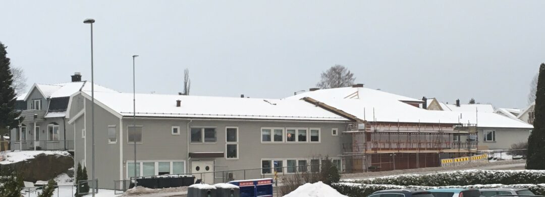 Bilde av skolebyggene under utbyggingen i 2018.