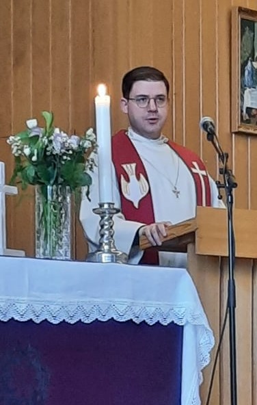 Prest Mikael Bruun ved alteret