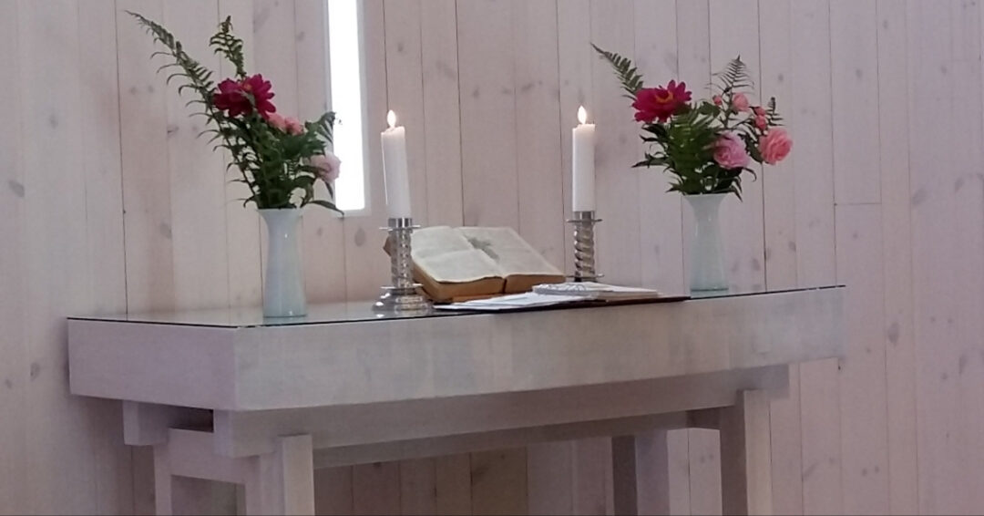 Bilde av alterbordet i Moe kirke