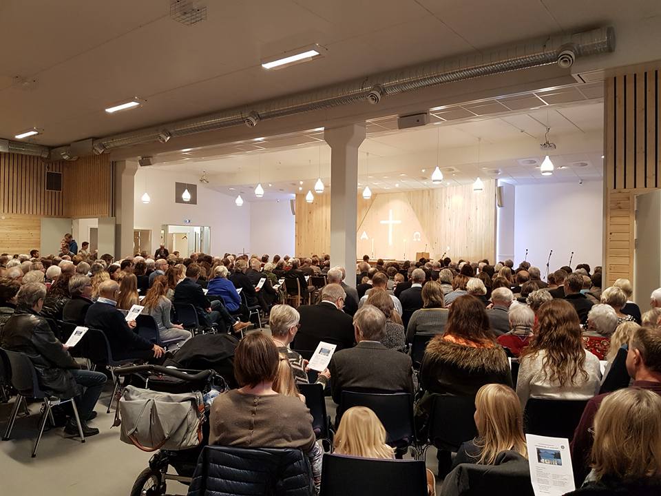 Kirkerommet mot altertavlen ved første samling i Bjekely kirke