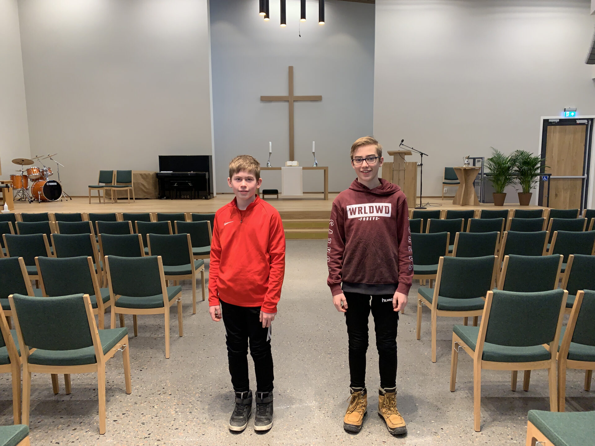 Casper og Johannes er fornøyd med Skauen kristelige skole.