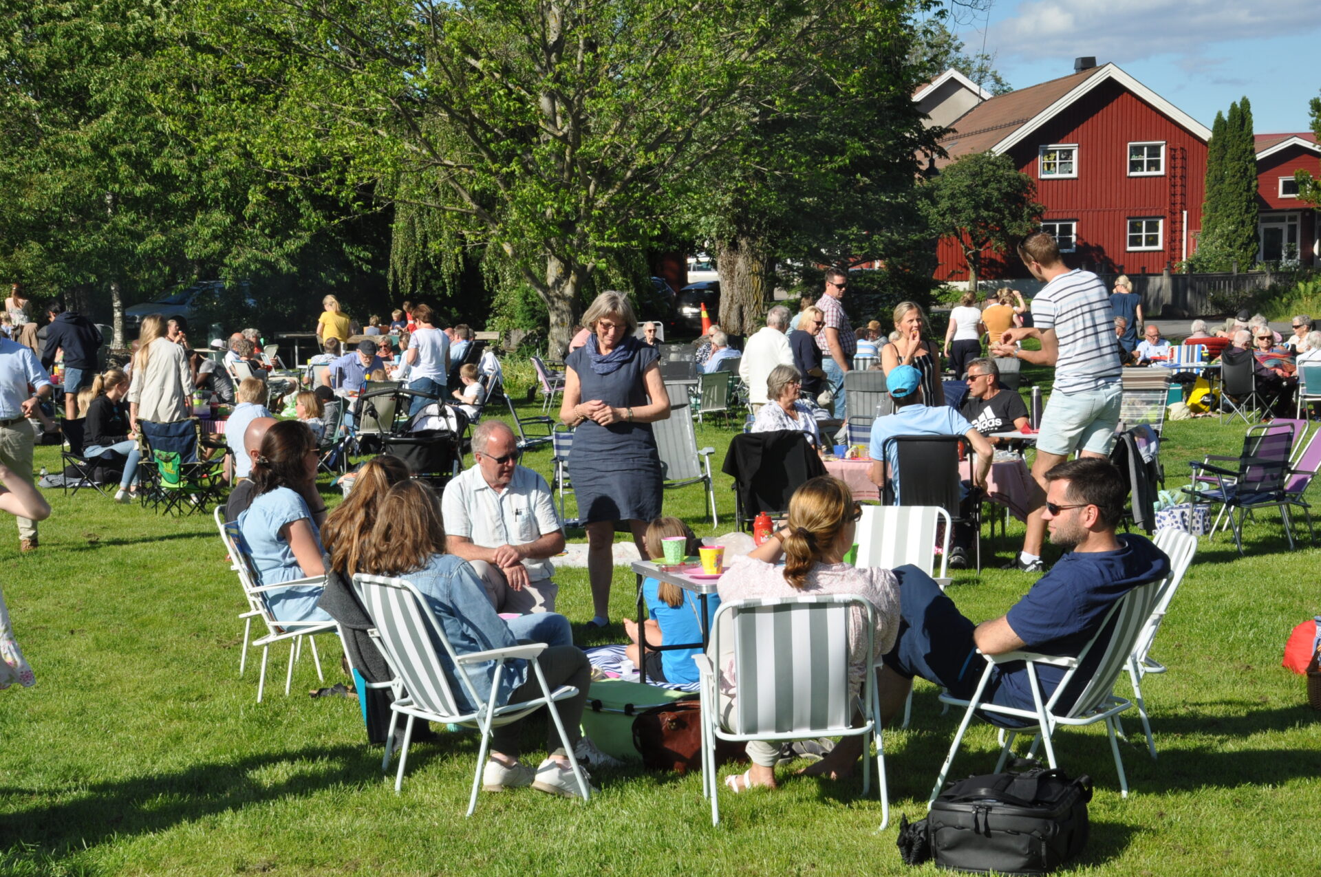 Samling på gressplenen på Sankthansstevnet 2019 på Gjennestad i Stokke
