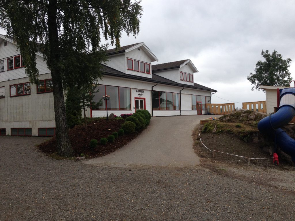 Bilde av fasaden på Bjerkely skole.