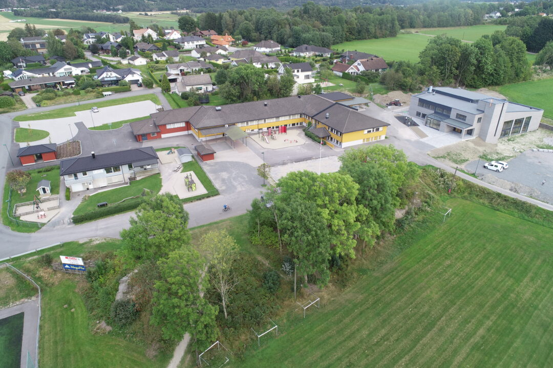 Bilde av Skauen kristelige skole fra luften