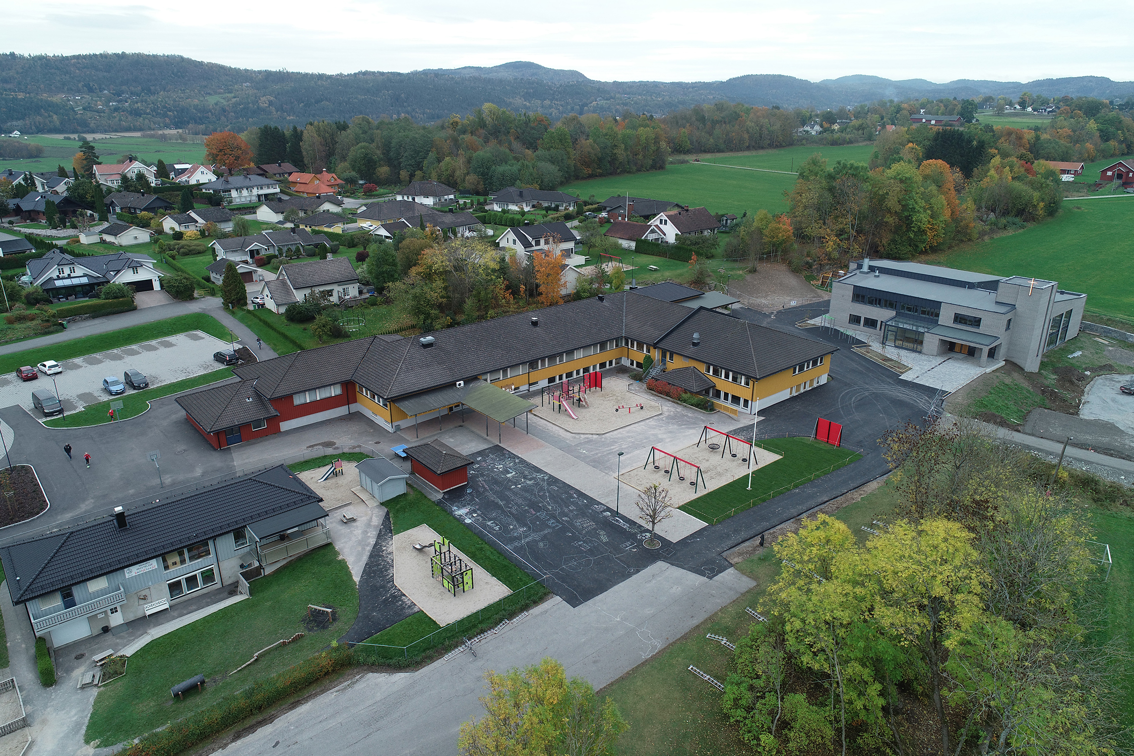 Bilde av Skauen kristelige skole fra luften.