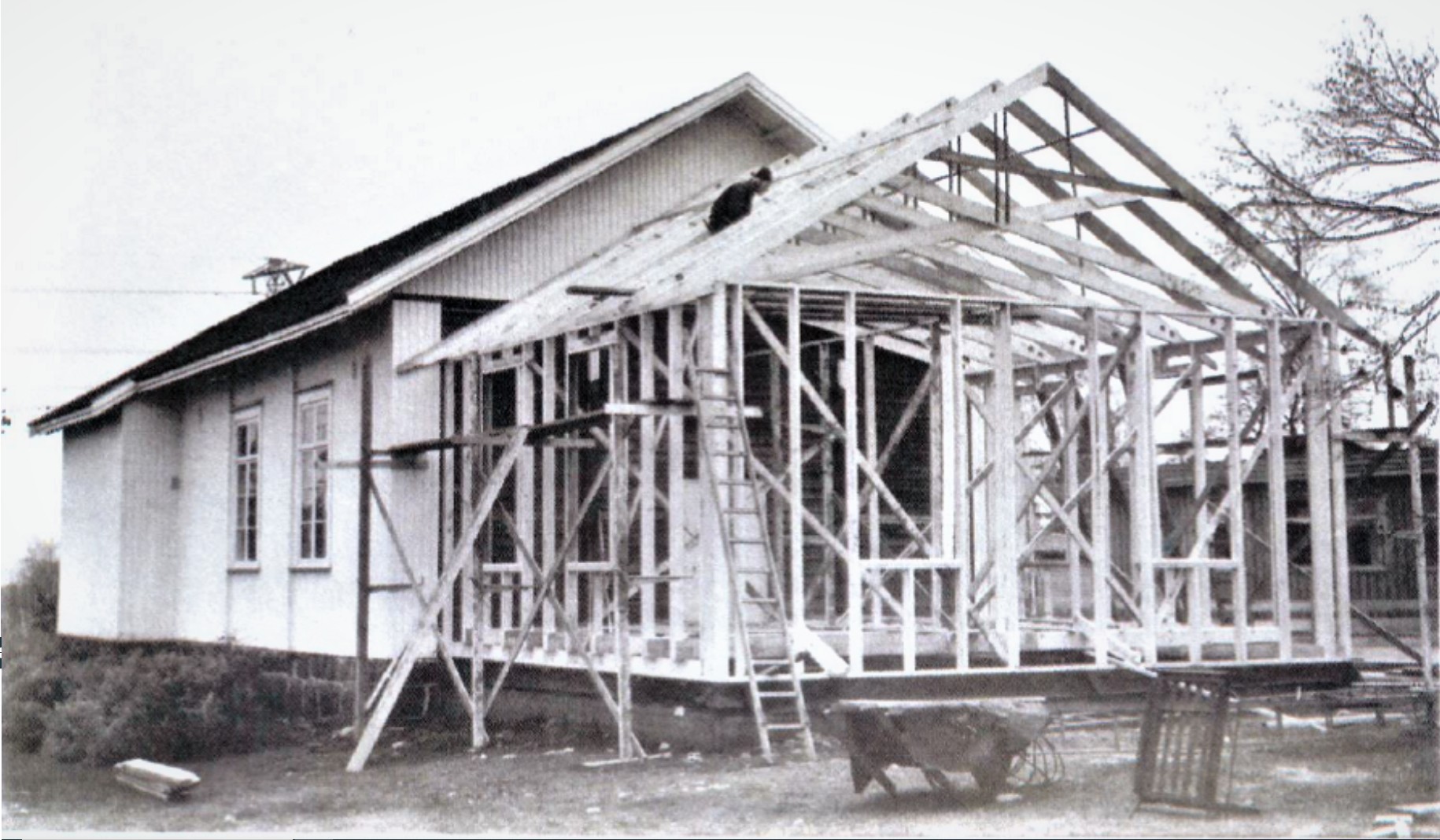 Moe skole og kirke ble utvidet på 1970-tallet