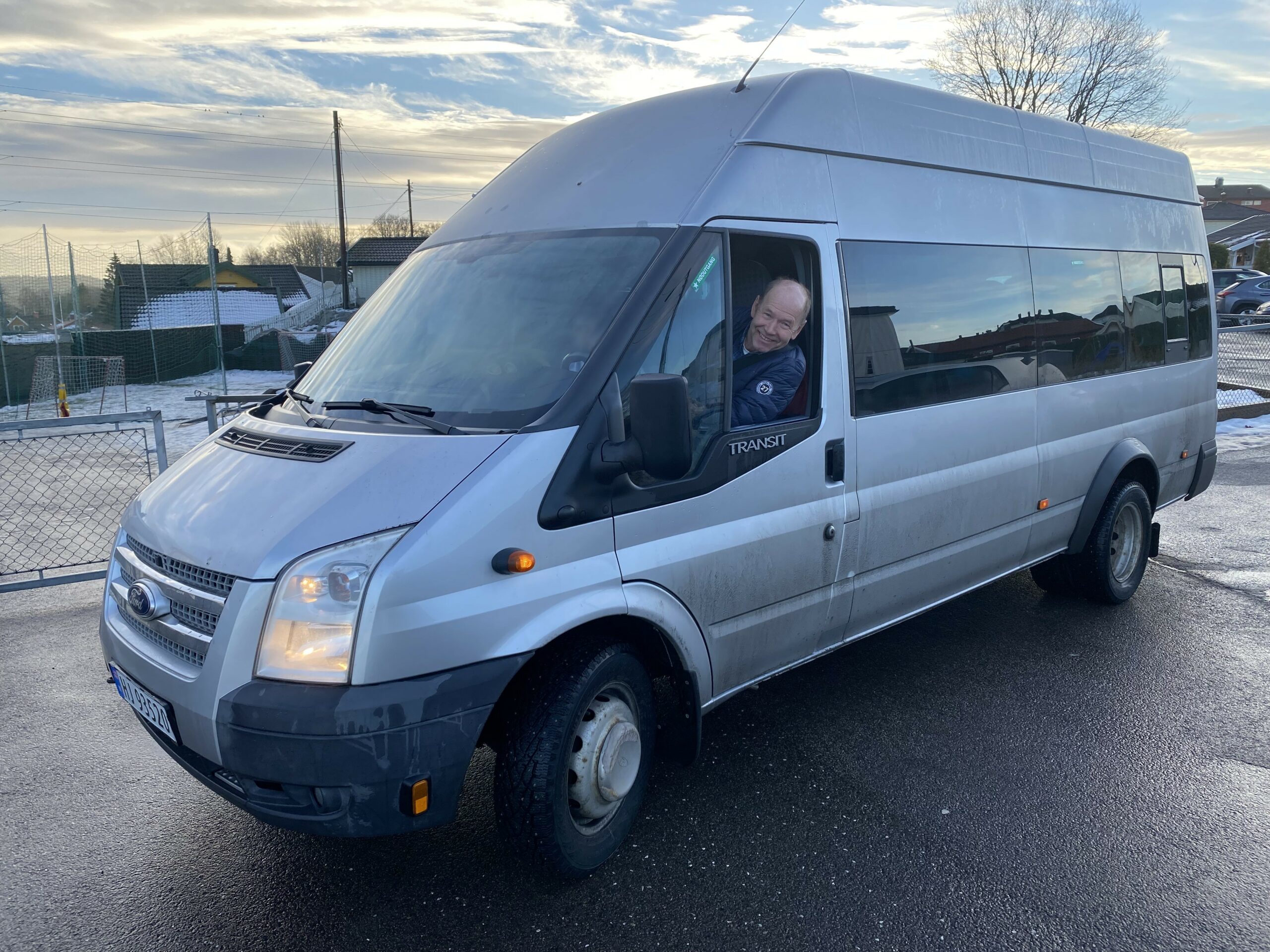 Bilde av minibussen på Moe, med sjåfør Charles Stålerød.