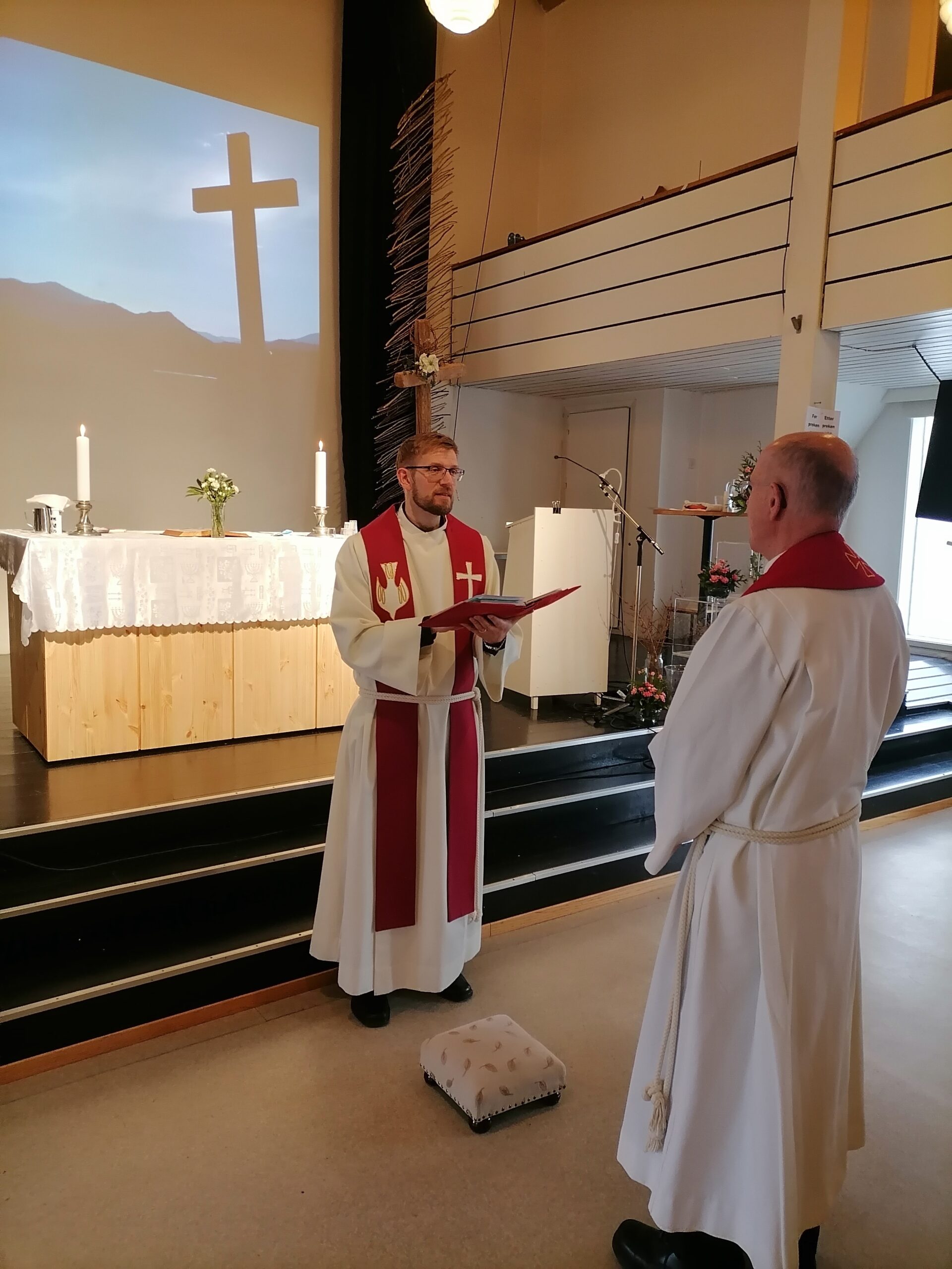Ved den offisielle markeringen av Jæren menighet ble Stig Syvertsen innsatt til eldste og vikarprest av tilsynsmannen. Foto: Olaf E. Engestøl.