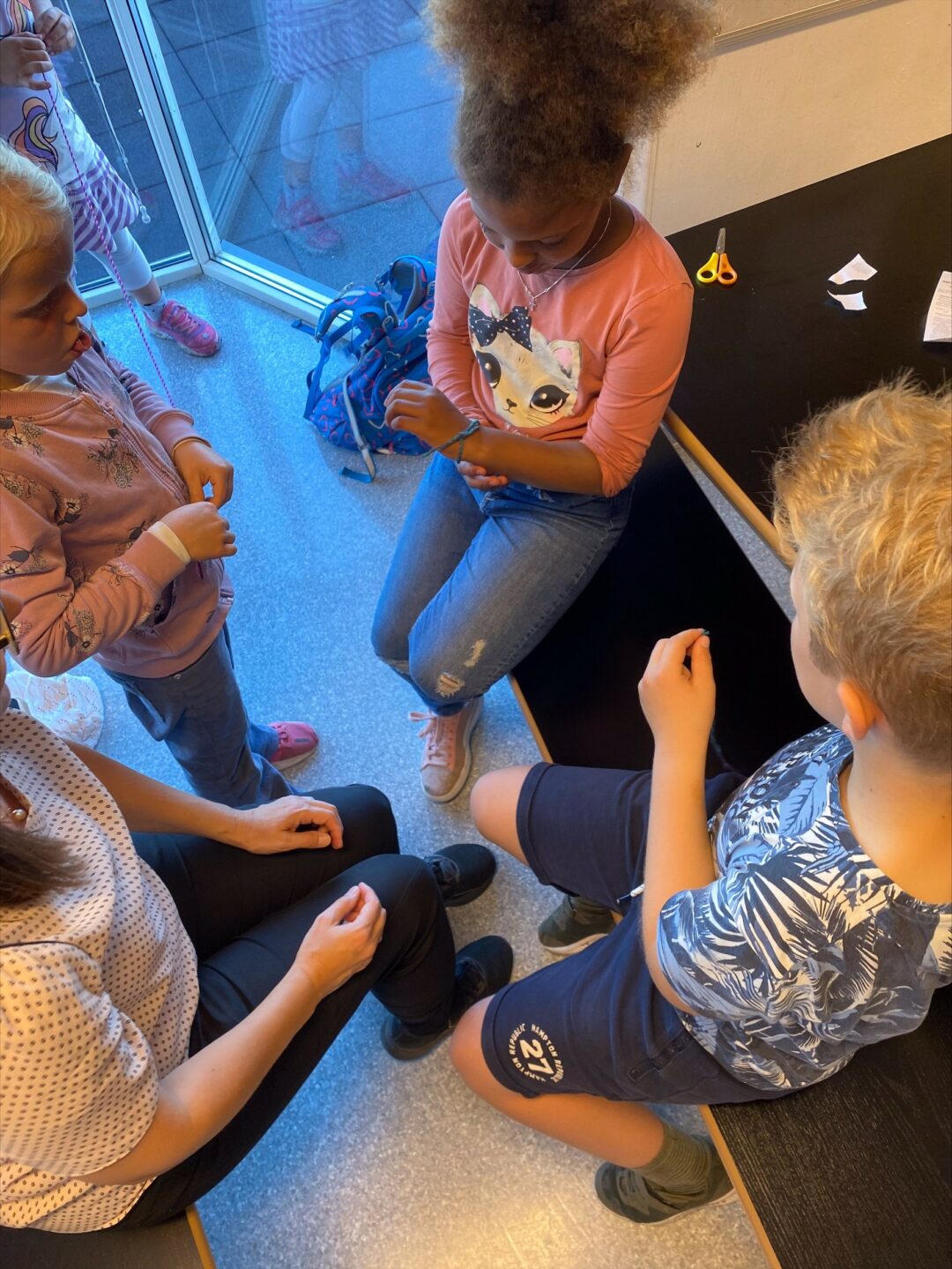 Bilde av elever i 1. og 5. klasse i vennskapsuka.