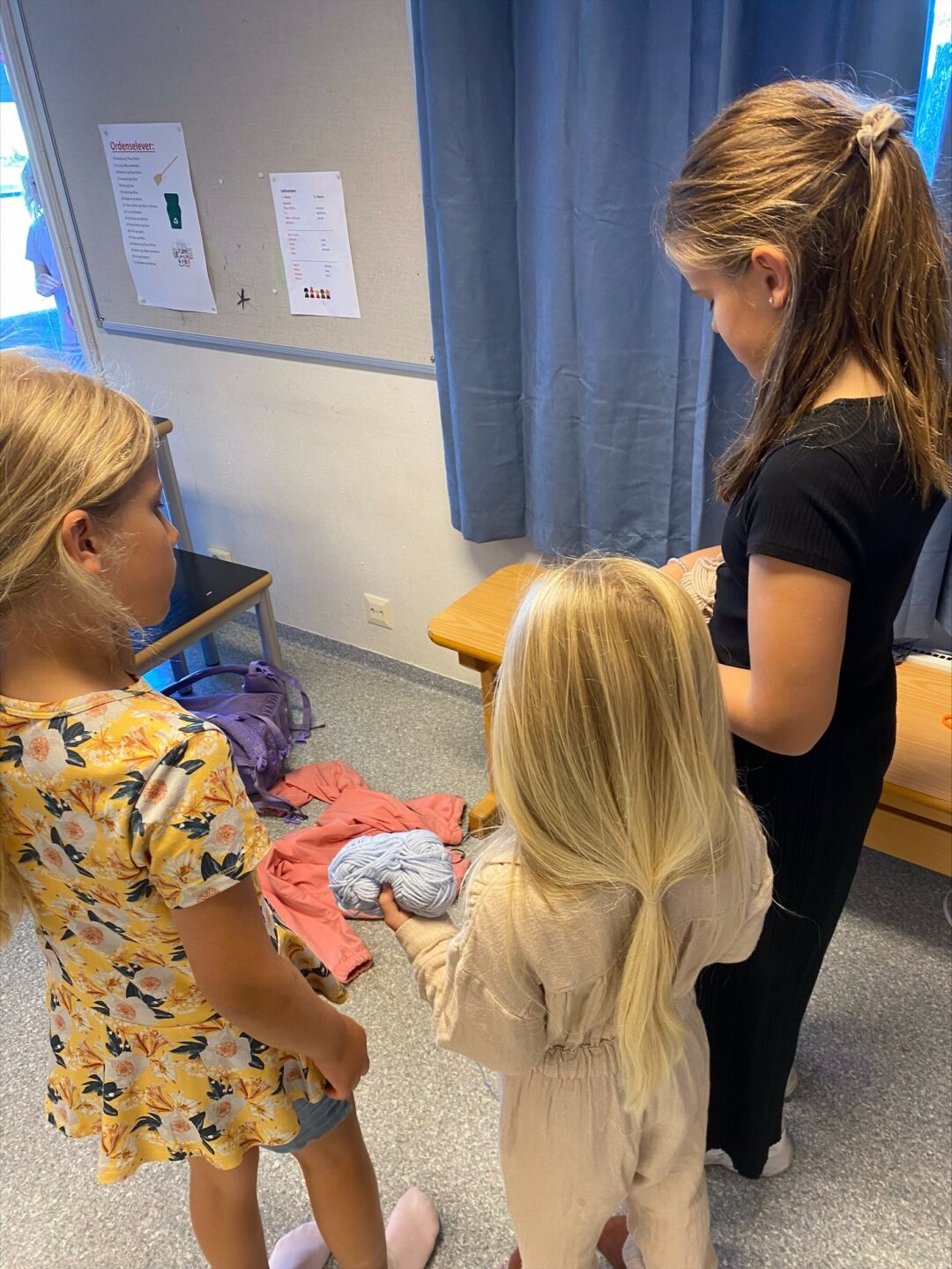 Bilde av 1. og 5. klassinger i vennskapsuka.