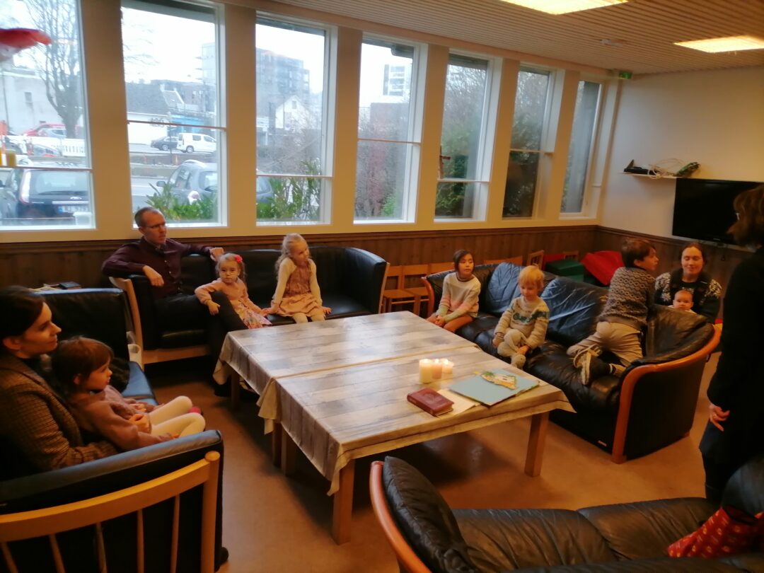 Menigheten har regelmessig søndagsskole. Her fra samlingen ved gudstjenesten 16. januar.