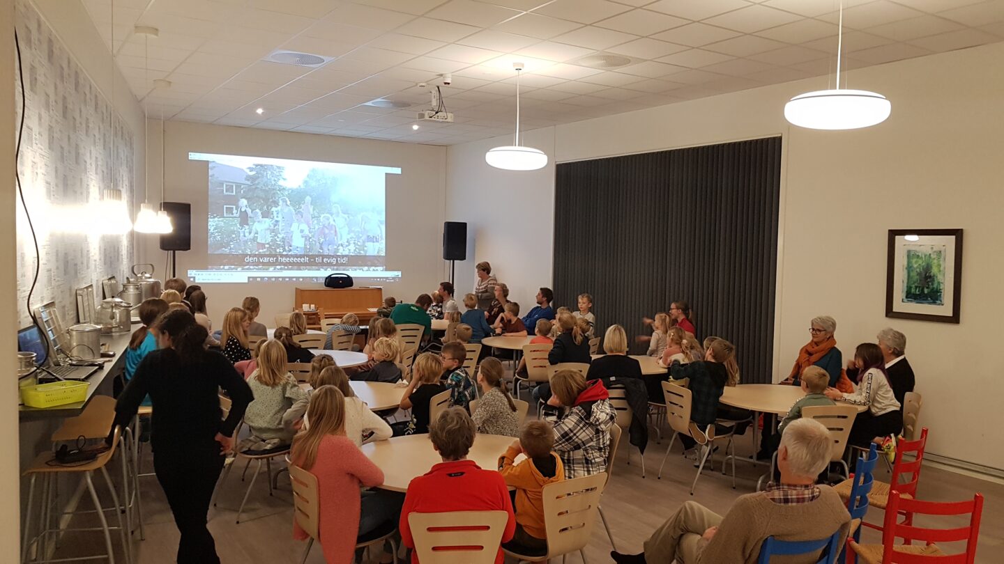 Bilde av samling i foaeen