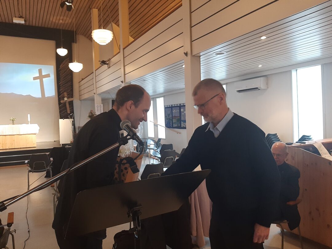 Lokal menighetsprest i Jæren menighet Olaf Engestøl takket Jostein Vik, eldste i Dalane menighet, for og engasjement og innsats for den nye menighetsetableringen.