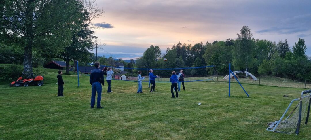 Tweens som spiller volleyball