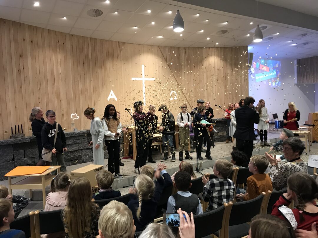 Bilde fra jubileumskveld - konfettikanon ved 6.-7. klasse.