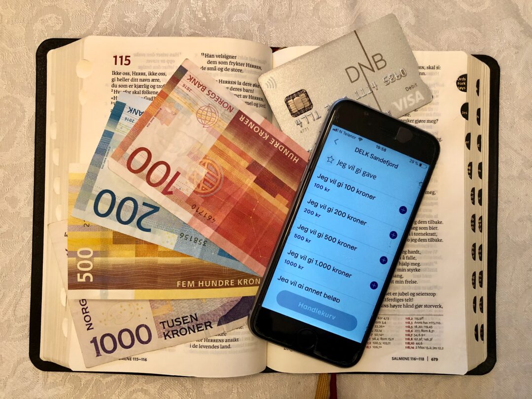 Bilde av sedler, bankkort Vipps på en bibel