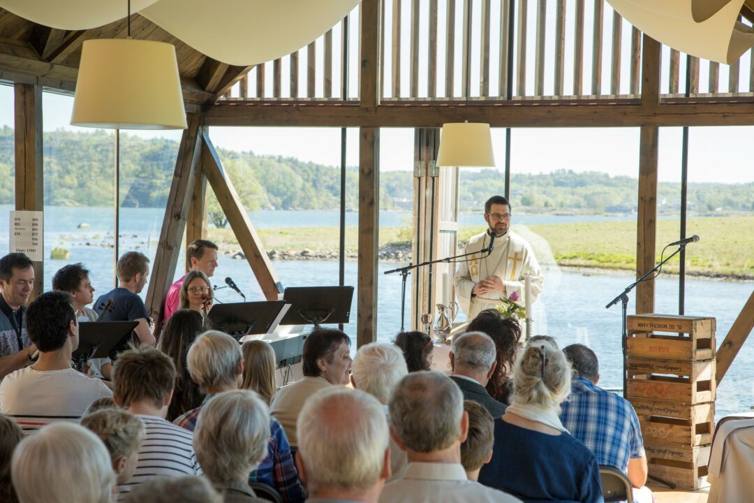 Bilde av gudstjeneste i ett av husene på Sand gård
