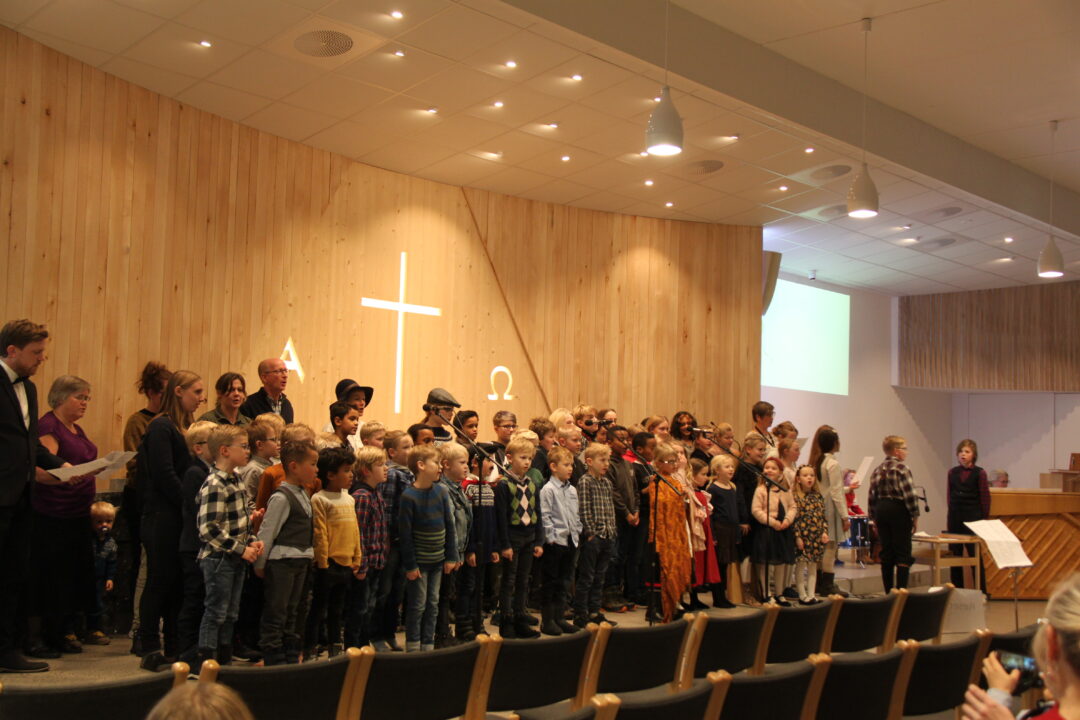 Bilde fra jubileumskvelden - hele skolen som kor.