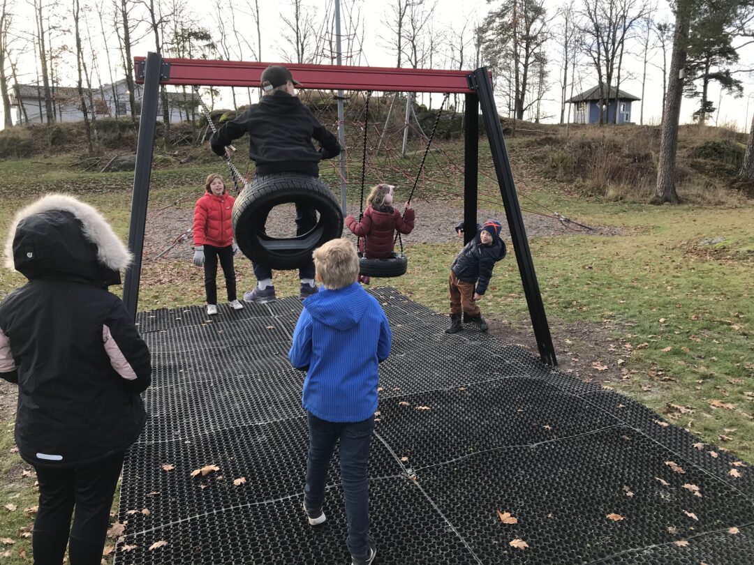 Bilde av barn ved nytt huskestativ.