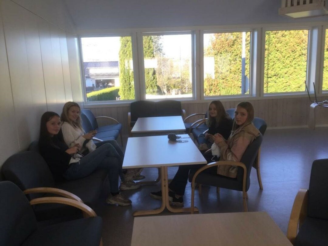 Bilde 1 av elever som strikker i allrommet.