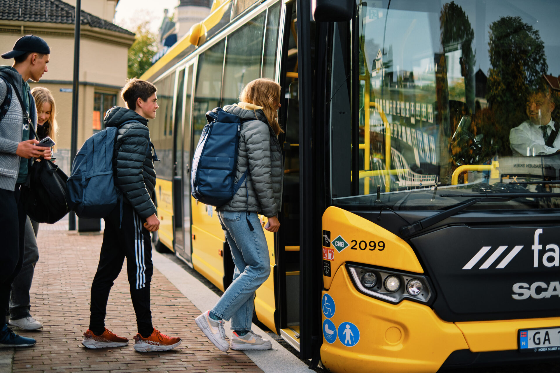 Ungdommer på buss i Skien - Per Stian Johnsen (5)