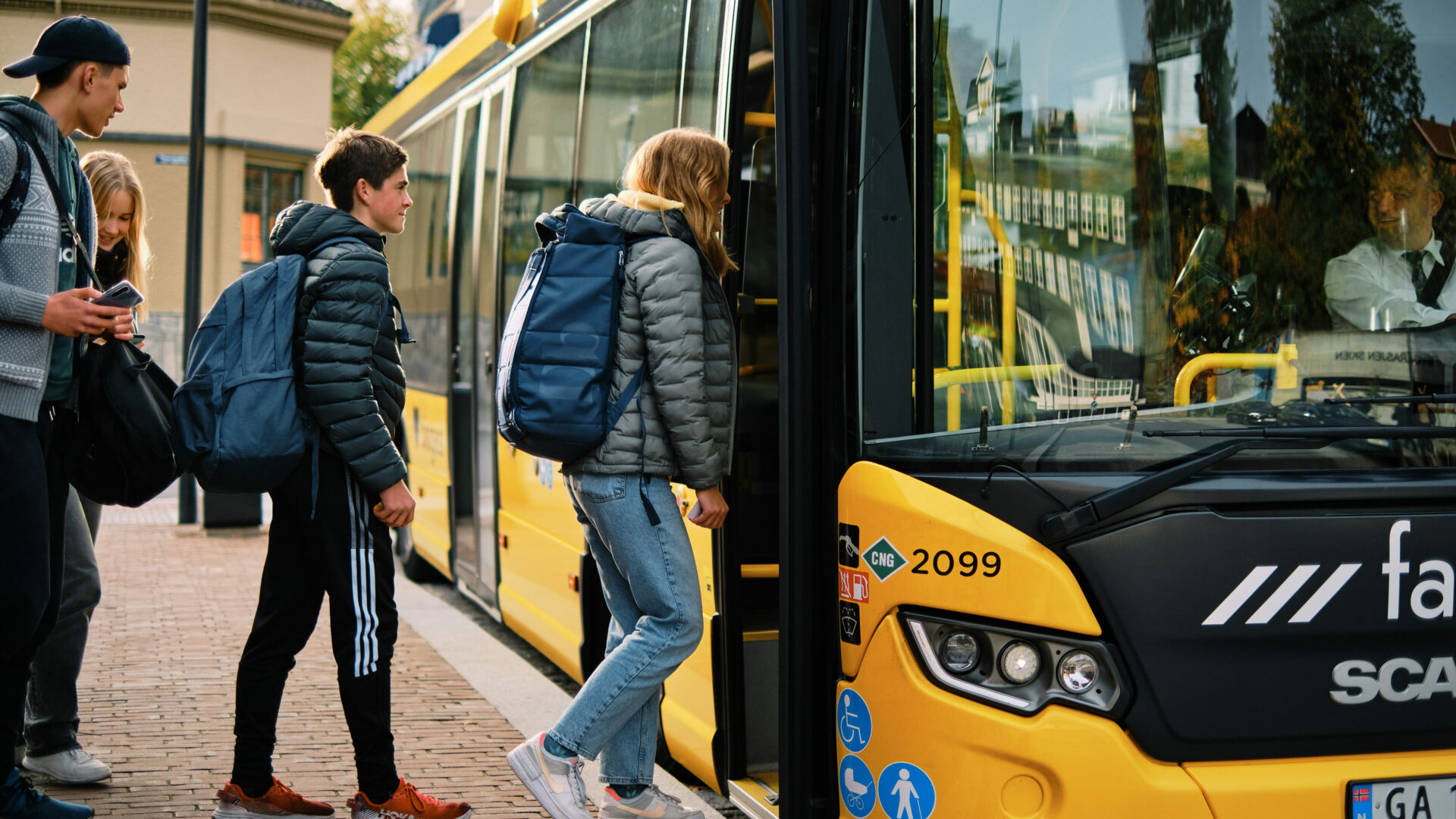 Ungdommer-pa-buss-i-Skien-Per-Stian-Johnsen-5-scaled-aspect-ratio-16-9