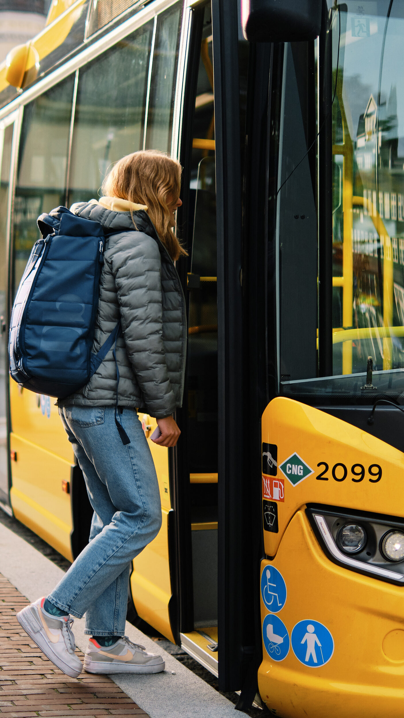 Ungdommer-pa-buss-i-Skien-Per-Stian-Johnsen-5-scaled-aspect-ratio-9-16
