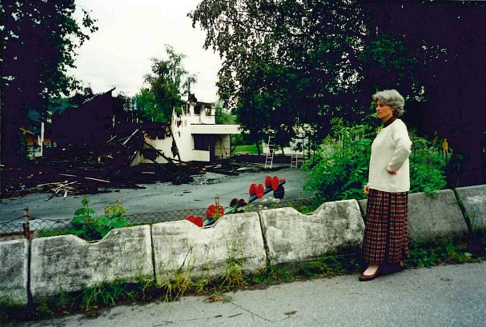 Bilde av Kari Gjelstad som ser på branntomta juni 1995.