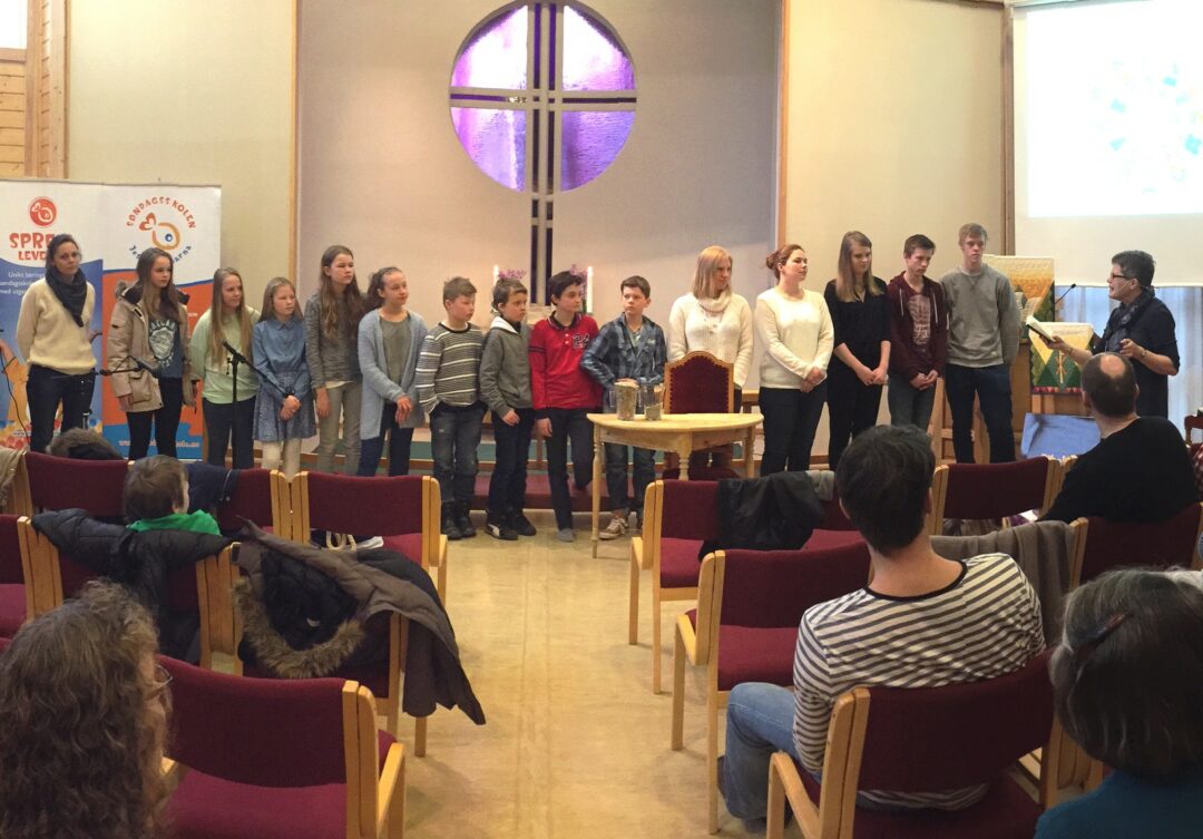 Bilde av nye sønagsskoleleder foran alterringen i Moe kirke