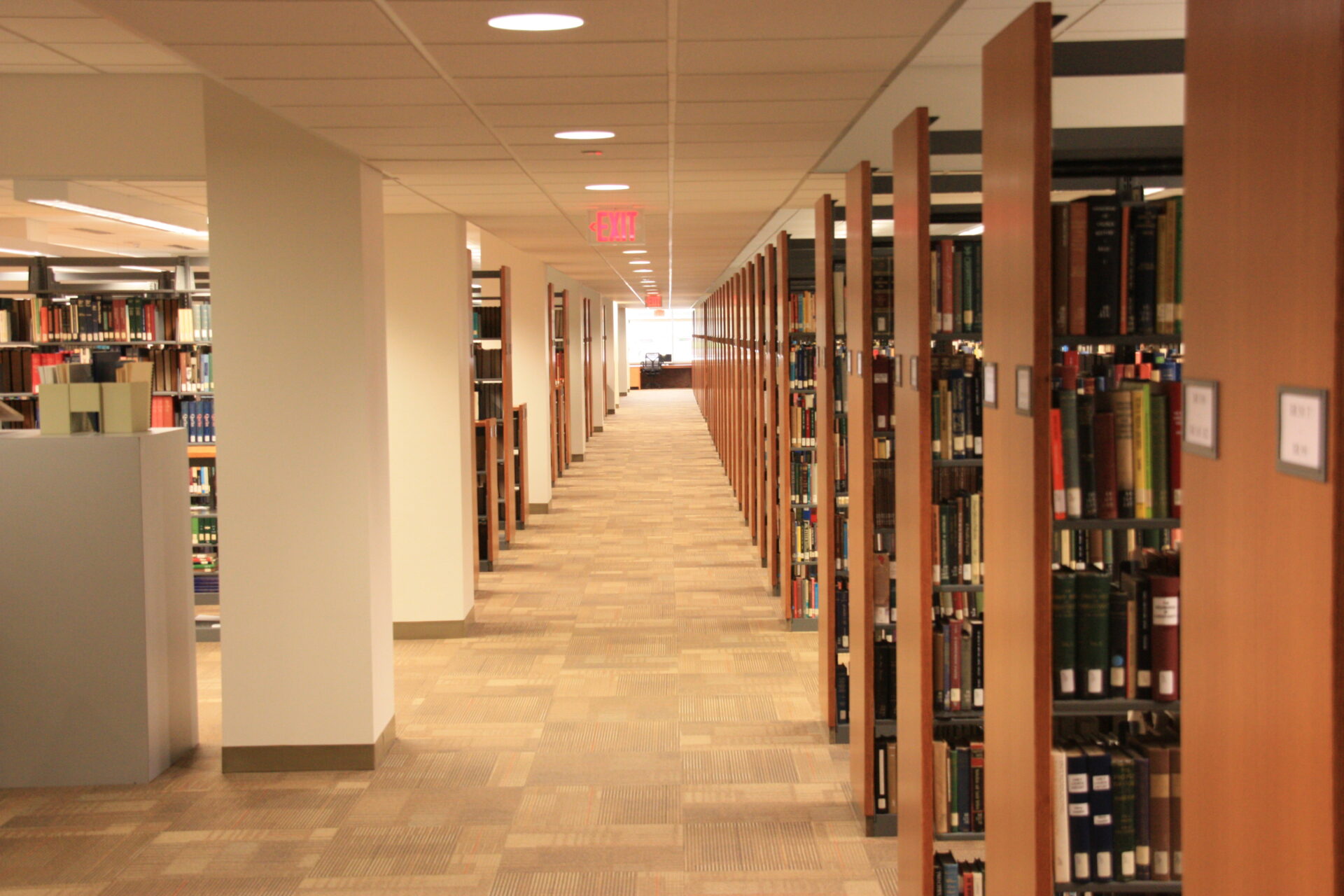 180.000 bøker i biblioteket