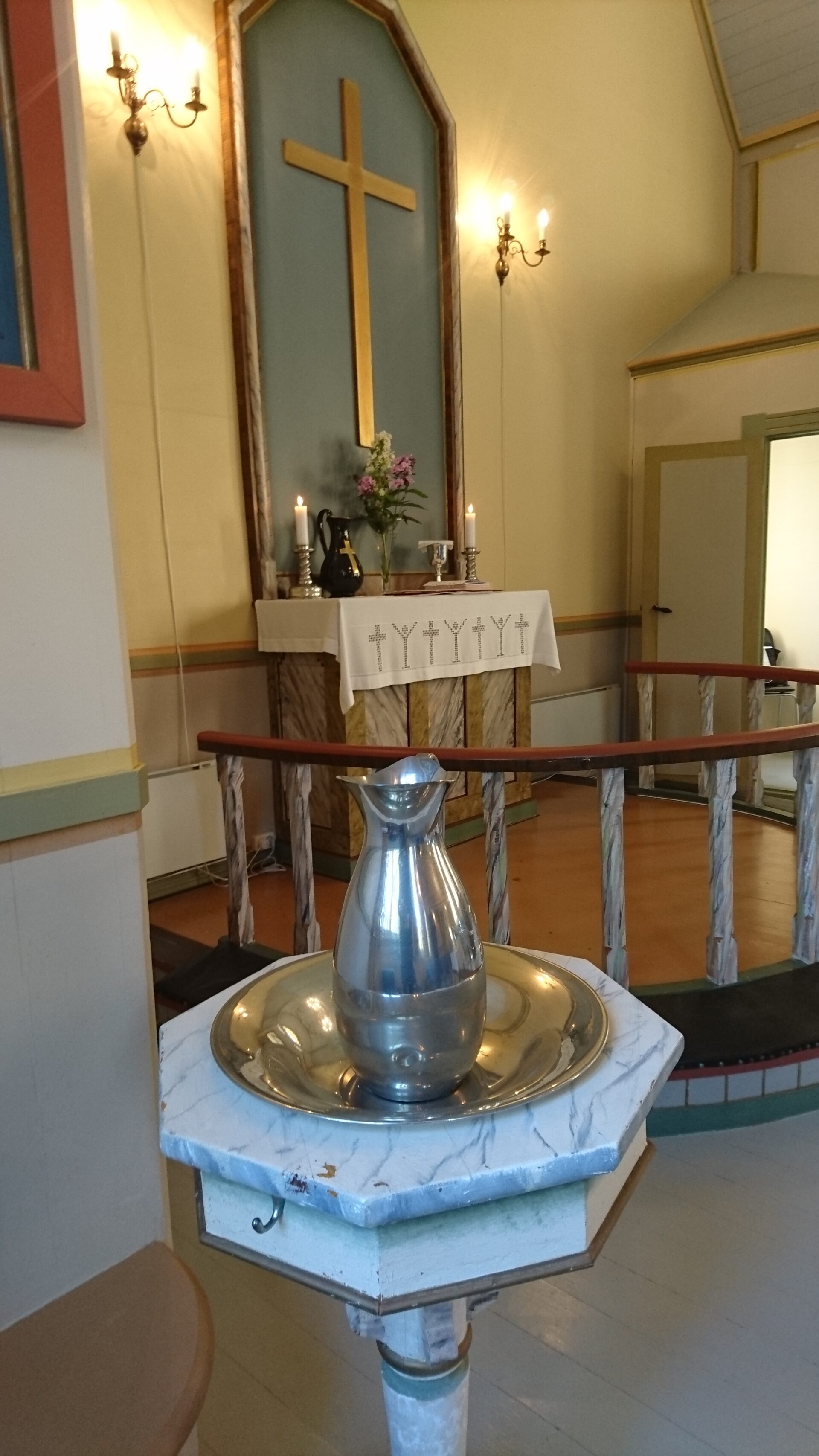 Alter og  døpefont i Håkonsund kirke