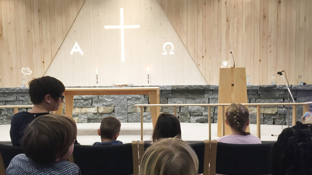 Barn fra skolen i kirken