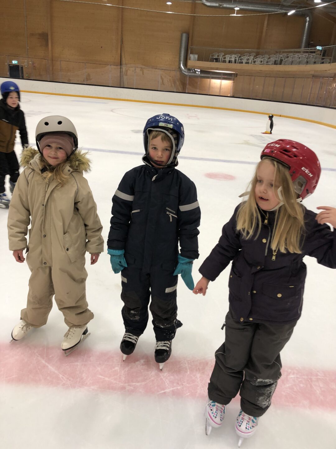 bilde 4 av 2. klasse i ishallen i Bugården.